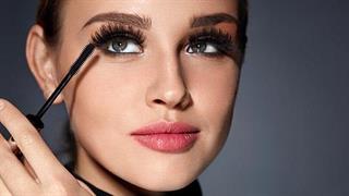 Λαμπερό μακιγιάζ στις γιορτές: Τι να προσέχετε όταν βάφετε τα μάτια σας