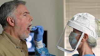 Κολλημένα στα 3.000 την ημέρα τα τεστ κορωνοϊού - Οι τουρίστες και τα 200.000 κιτ [πίνακες]