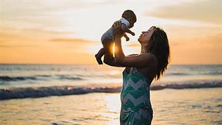 Ασφαλείς οι διακοπές για τη μητέρα και το μωρό μόνο μετά τη λοχεία