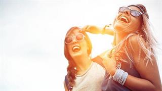 Με την οικογένεια ή με τους φίλους είμαστε πιο ευτυχισμένοι;