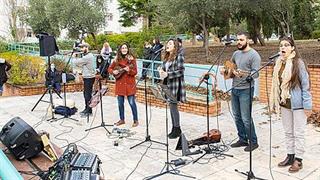 Μουσικές ανάσες αισιοδοξίας σε ασθενείς και υγειονομικούς από τη μπάντα δρόμου ‘’Ρόμβος’’