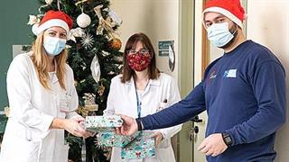 Το ίδρυμα Παπαγεωργίου προσέφερε χαμόγελα και δώρα στα παιδιά των εργαζομένων