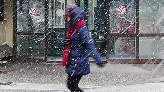 Με πυκνή χιονόπτωση οι πρώτοι εμβολιασμοί πολιτών στη Θεσσαλονίκη