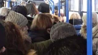 Θεσσαλονίκη: Συνωστισμός σε λεωφορεία - Ουρές σε πολυκαταστήματα