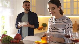 Η πανδημία οδηγεί σε συμβίωση και γάμο